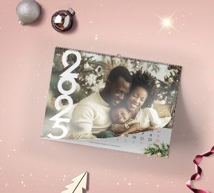 Kalender an der Wand und auf dem Tisch montiert