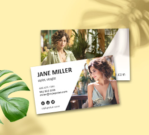 Vorderseite und Rückseite der Visitenkarte auf einem Tisch