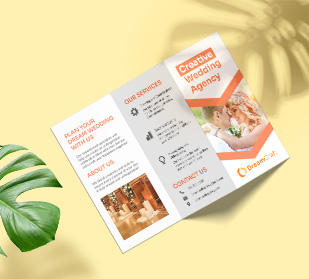 personalisierte Faltblätter mit Zick-Zack-Falz auf einem Tisch