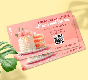 Ein Stapel mit personalisierten Flyern auf einem Tisch