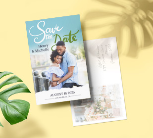 Vorder- und Rückseite der Postkarten auf einem Tisch