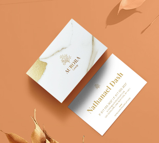 Vorderseite und Rückseite der Visitenkarte auf einem Tisch