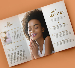 personalisierte Faltblätter mit Zick-Zack-Falz auf einem Tisch