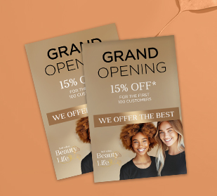 Ein Stapel mit personalisierten Flyern auf einem Tisch