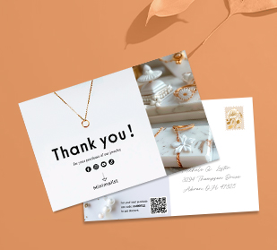 Vorder- und Rückseite der Postkarten auf einem Tisch