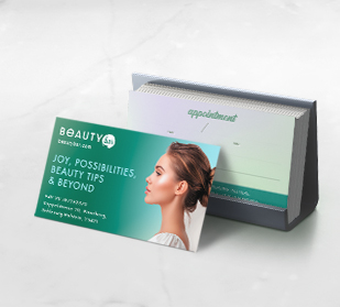 Vorderseite und Rückseite der Visitenkarte auf einem Tisch