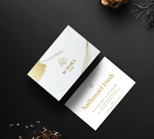 fronte e retro di biglietti da visita su un tavolo