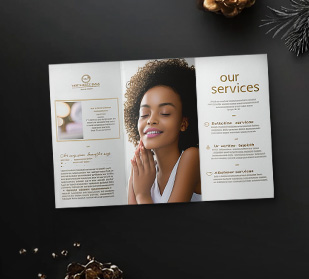 dépliant a fisarmonica personalizzati su un tavolo