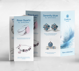 personalisierte Faltblätter mit Zick-Zack-Falz auf einem Tisch