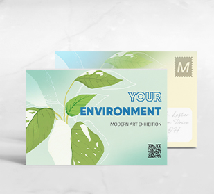 Vorder- und Rückseite der Postkarten auf einem Tisch