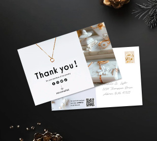 fronte e retro di cartoline su un tavolo