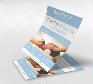 Ein Stapel mit personalisierten Flyern auf einem Tisch