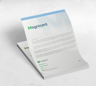 personalisiertes farbiges Briefpapier mit einem Stift auf einem Tisch