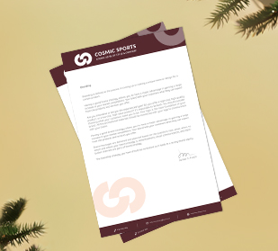 personalisiertes farbiges Briefpapier mit einem Stift auf einem Tisch