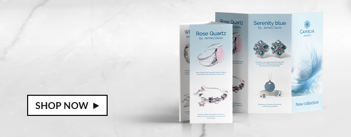 personalisierte Faltblätter mit Zick-Zack-Falz auf einem Tisch