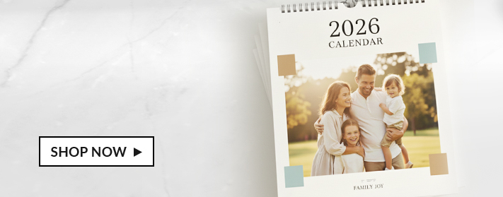 Kalender an der Wand und auf dem Tisch montiert