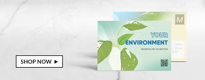 Vorder- und Rückseite der Postkarten auf einem Tisch