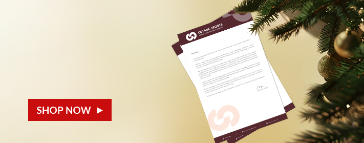 personalisiertes farbiges Briefpapier mit einem Stift auf einem Tisch