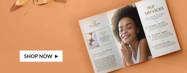 personalisierte Faltblätter mit Zick-Zack-Falz auf einem Tisch