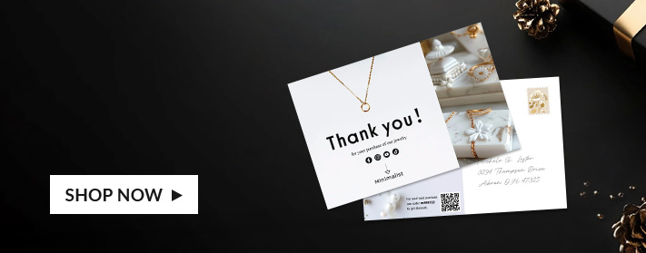 fronte e retro di cartoline su un tavolo