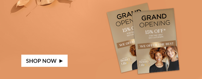 Ein Stapel mit personalisierten Flyern auf einem Tisch