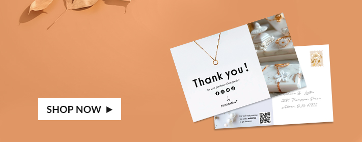 Vorder- und Rückseite der Postkarten auf einem Tisch