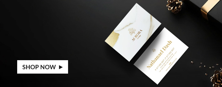 fronte e retro di biglietti da visita su un tavolo