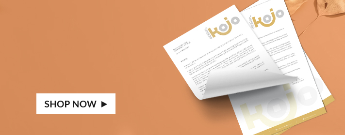 personalisiertes farbiges Briefpapier mit einem Stift auf einem Tisch