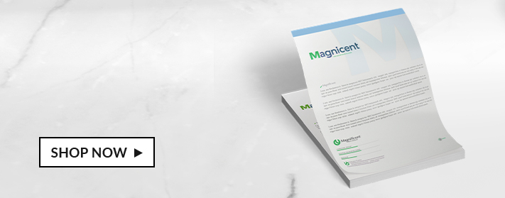 personalisiertes farbiges Briefpapier mit einem Stift auf einem Tisch