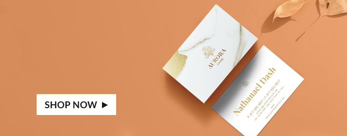 Vorderseite und Rückseite der Visitenkarte auf einem Tisch