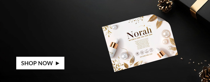 pila di volantini personalizzati su un tavolo