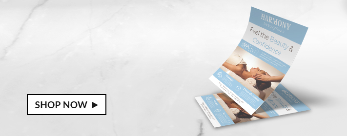 Ein Stapel mit personalisierten Flyern auf einem Tisch