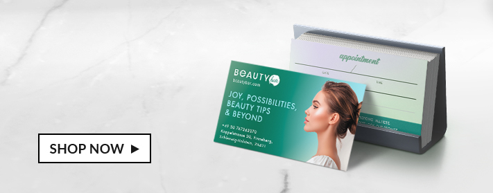 Vorderseite und Rückseite der Visitenkarte auf einem Tisch